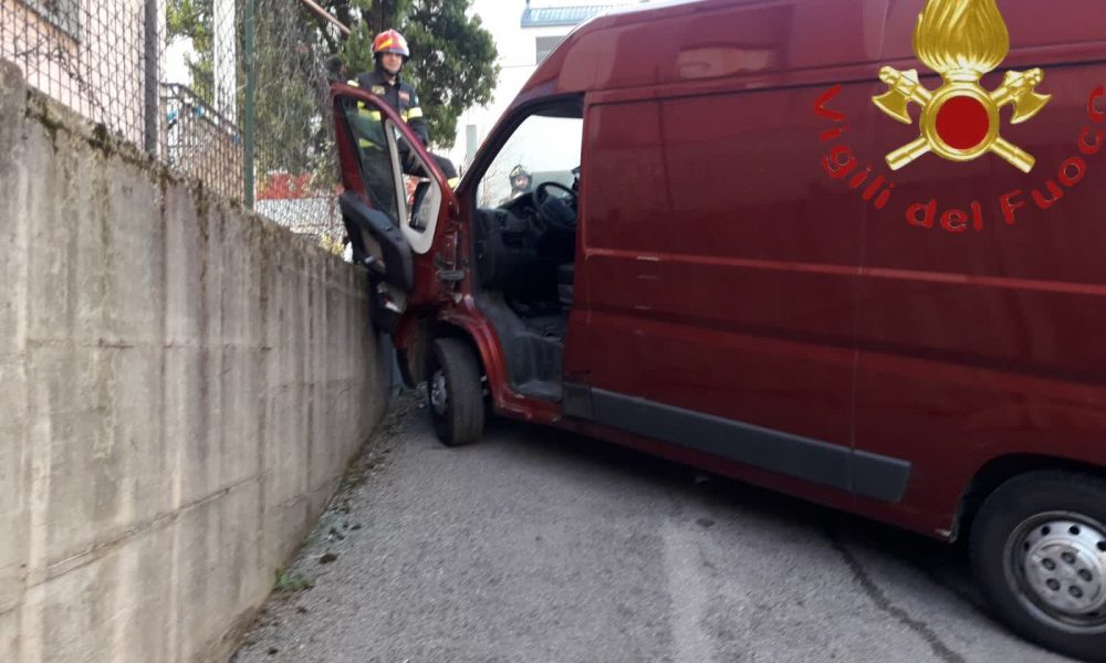 Mariano Comense, travolto dal suo furgone, grave operaio di 55 anni