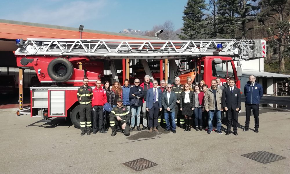 Sollevatori di pesi al fianco dei Vigili del fuoco