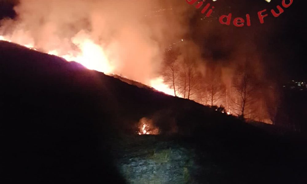 Incendio nella notte a Dosso del Liro, intervengono tre squadre dei vigili del fuoco