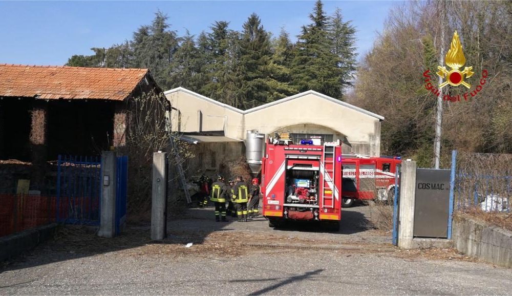 Beregazzo con Figliaro, incendio in un’azienda, impegnate quattro squadre di vigili del fuoco