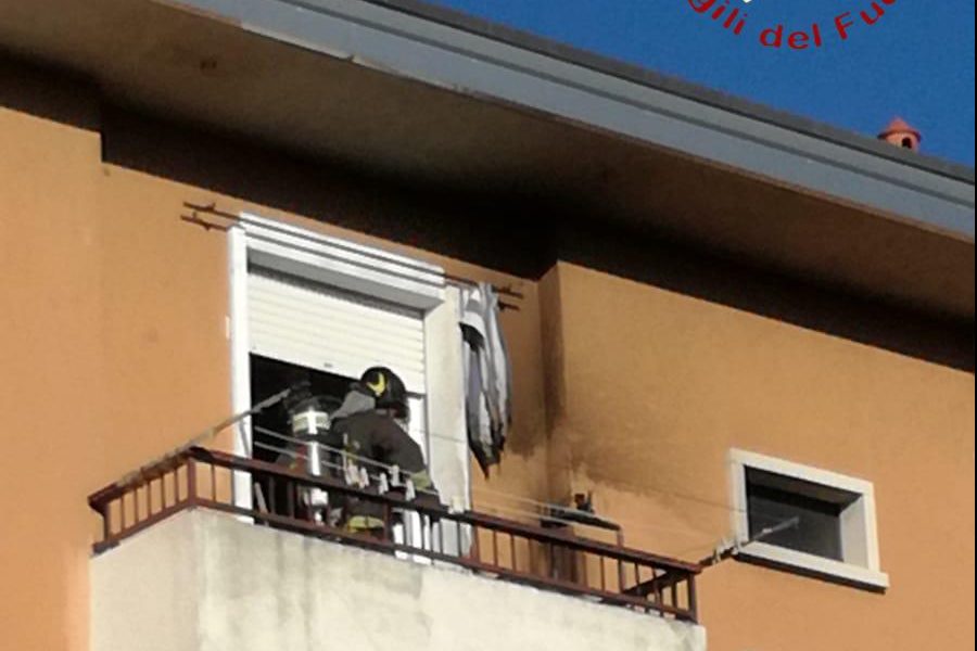 Cantù, fiamme in un appartamento, intervento dei vigili del fuoco