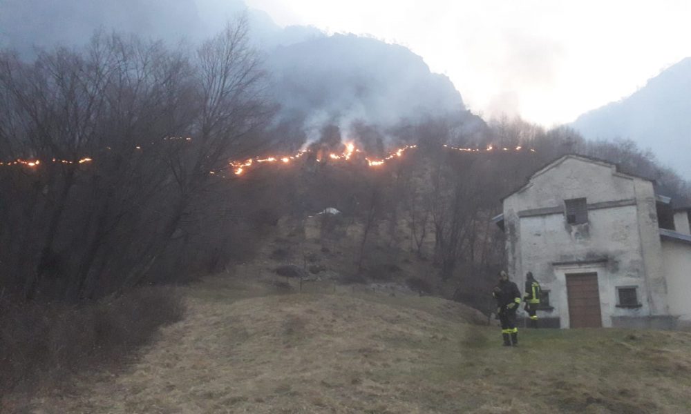 Incendio sul Monte Pidaggia, vigili del fuoco in azione da sabato sera