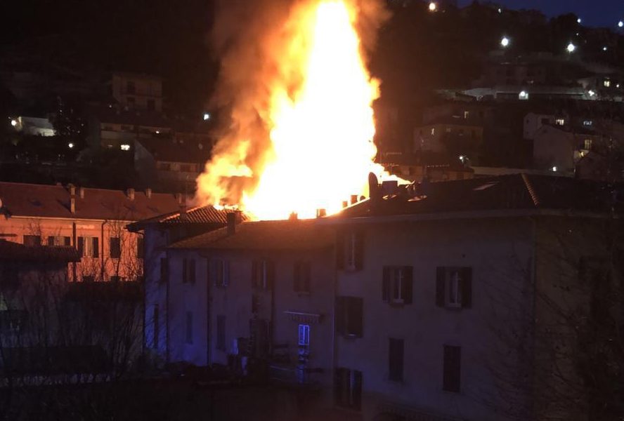 Cernobbio, incendio in una palazzina, al lavoro i vigili del fuoco