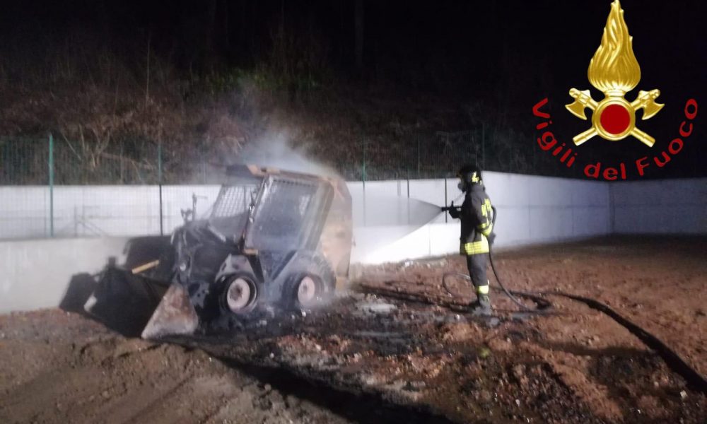 Uggiate Trevano, macchinari edili in fiamme, intervento dei vigili del fuoco