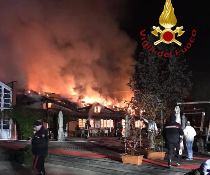 Novedrate, in fiamme il tetto di un ristorante, al lavoro sei squadre dei vigili del fuoco