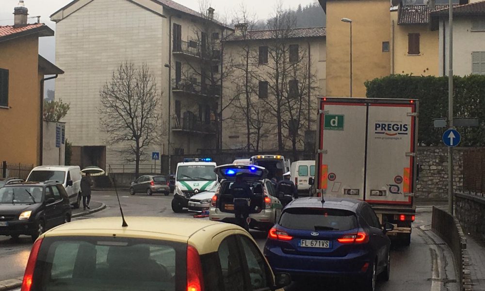Como, scontro tra due auto nella zona di piazza San Rocco, code e traffico