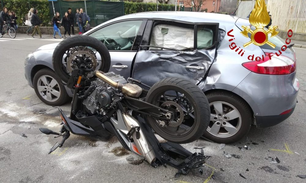 Mariano Comense, scontro tra un’auto e una moto, giovane centauro in ospedale