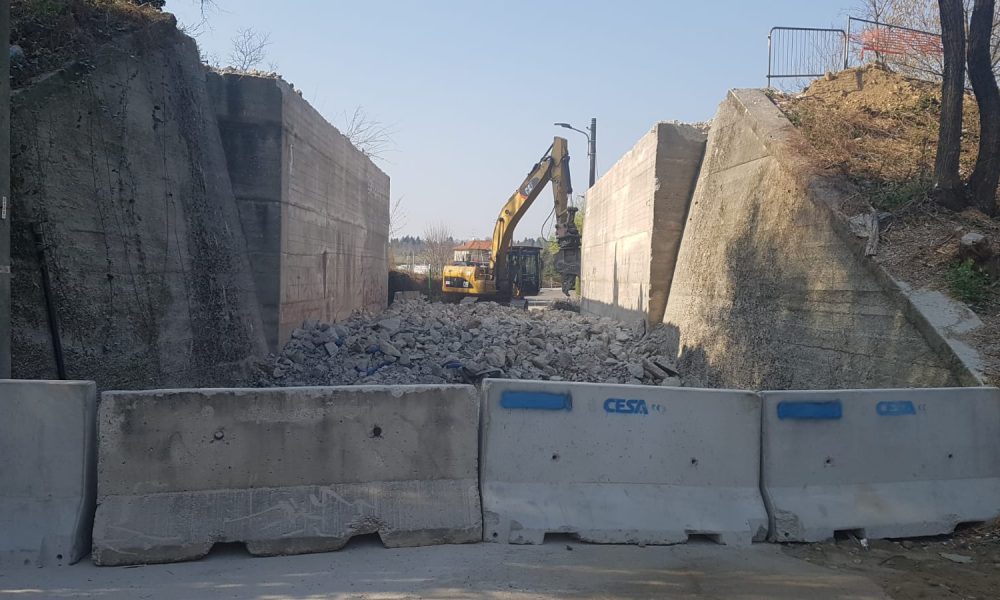 Carimate, demolito il ponte danneggiato. La ricostruzione inizierà tra una settimana