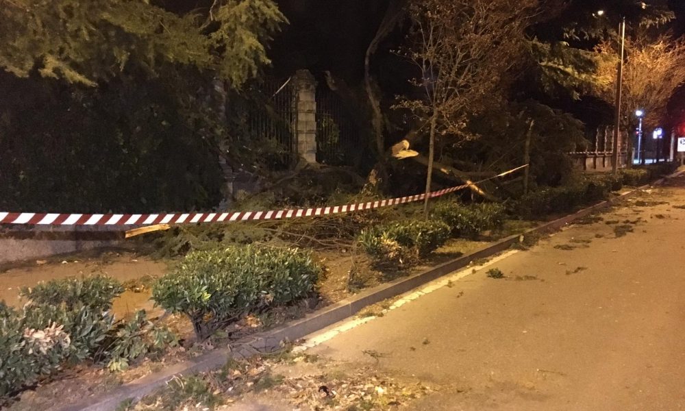 Forte vento nella notte nel Comasco, oltre cento gli interventi dei vigili del fuoco