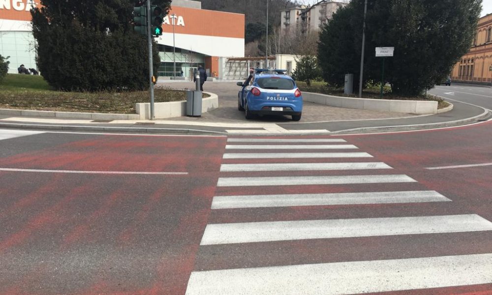 Lite a Camerlata davanti al supermercato, interviene la polizia