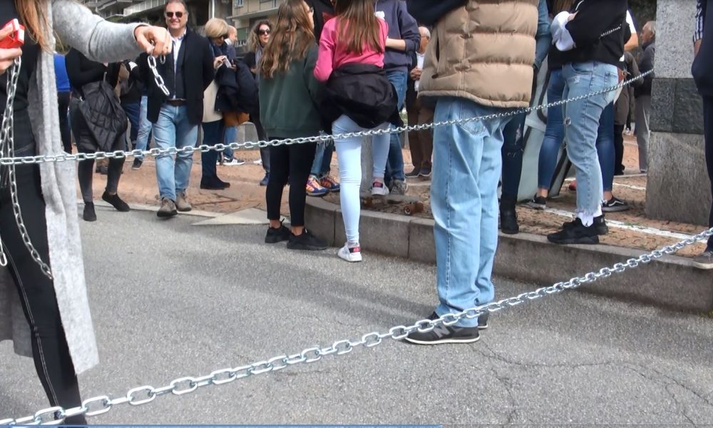Protesta a Campione, i residenti bloccano l’accesso al paese