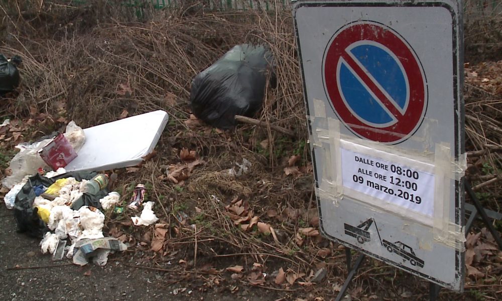 Parcheggio di via Somigliana, sabato verranno rimossi i rifiuti abbandonati
