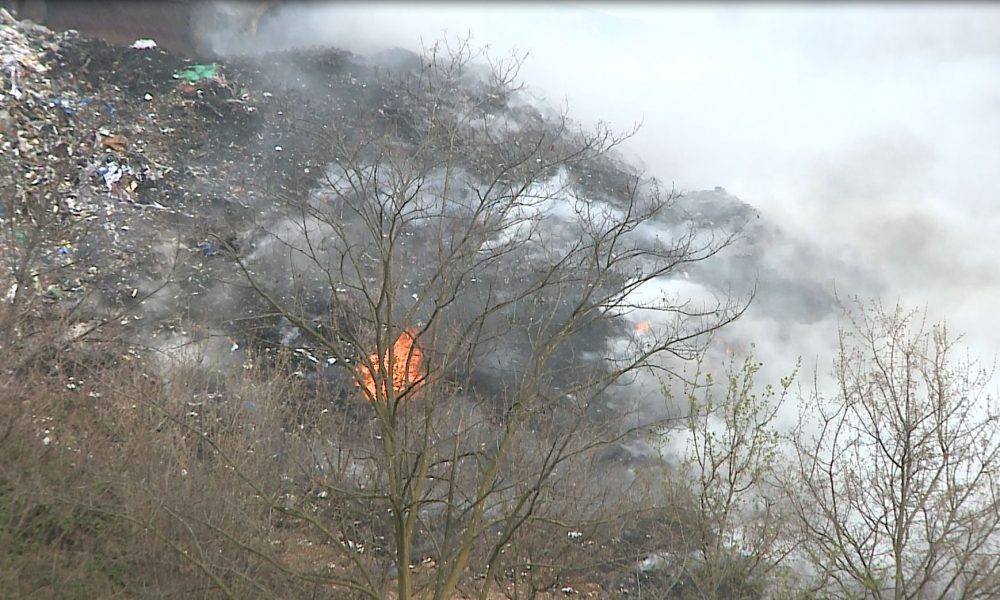 Incendio a Mariano Comense. La discarica brucia ancora