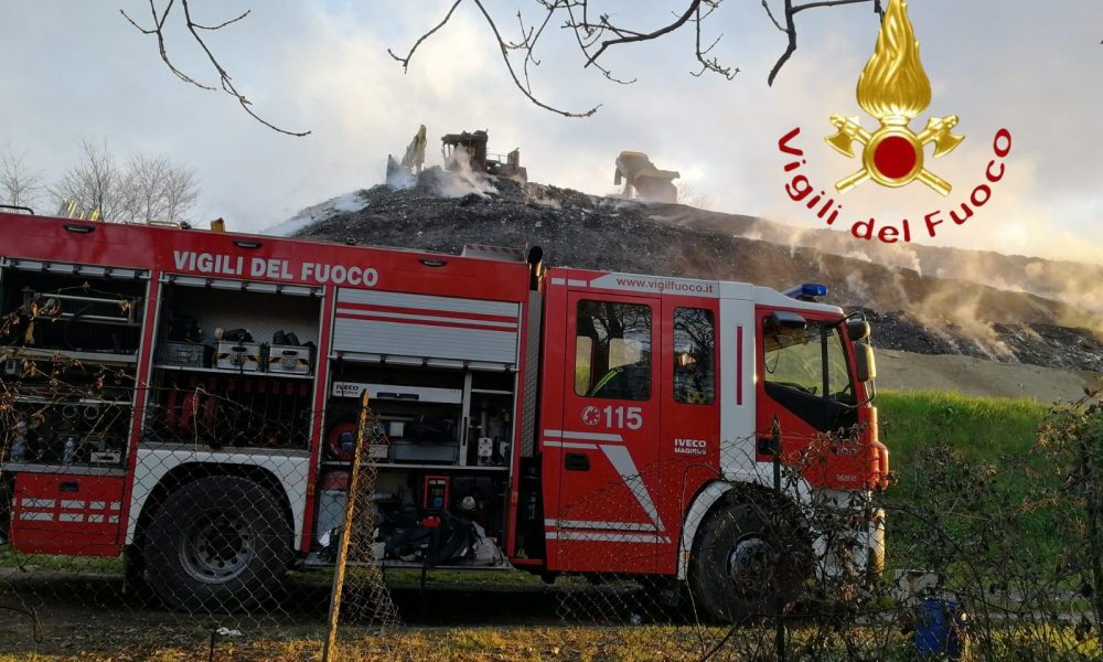 Discarica di Mariano Comense, vigili del fuoco al lavoro per spegnere gli ultimi focolai