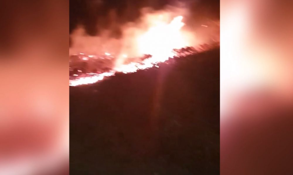 Incendio a Casnate, vegetazione in fiamme