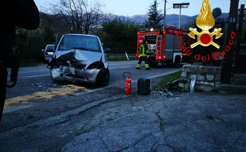 Asso, incidente sulla provinciale 41: auto finisce contro un muro