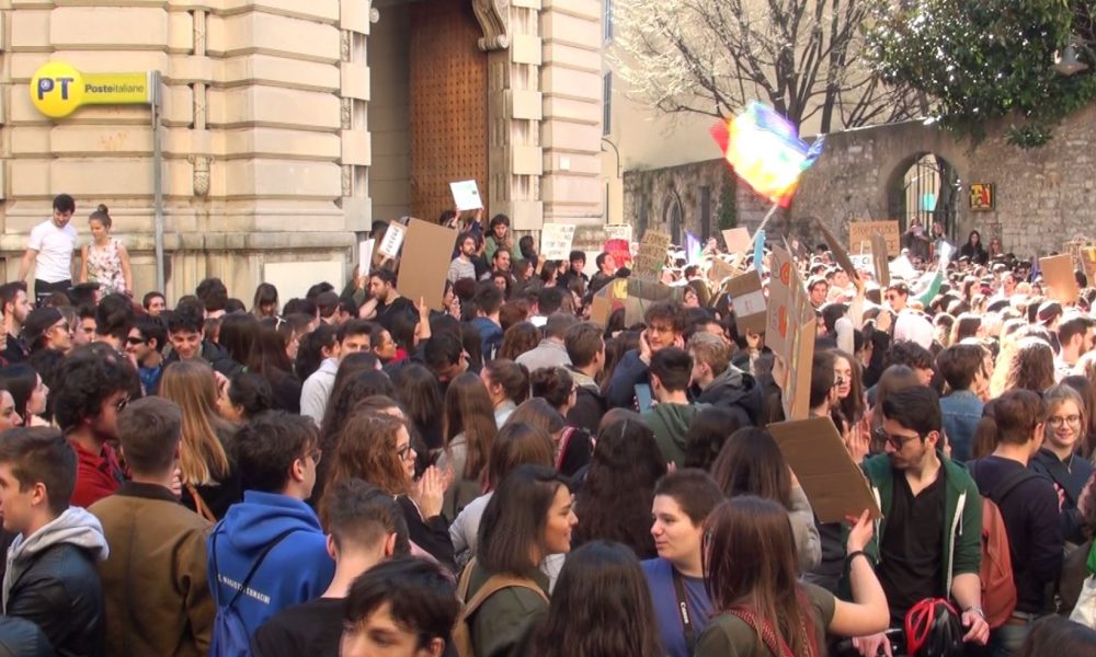 Sciopero per l’ambiente, centinaia di studenti in piazza. I Verdi: “La politica si svegli”