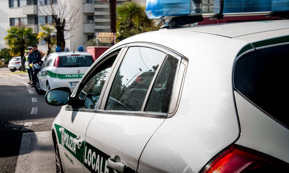 Investe una donna, denunciato 82enne