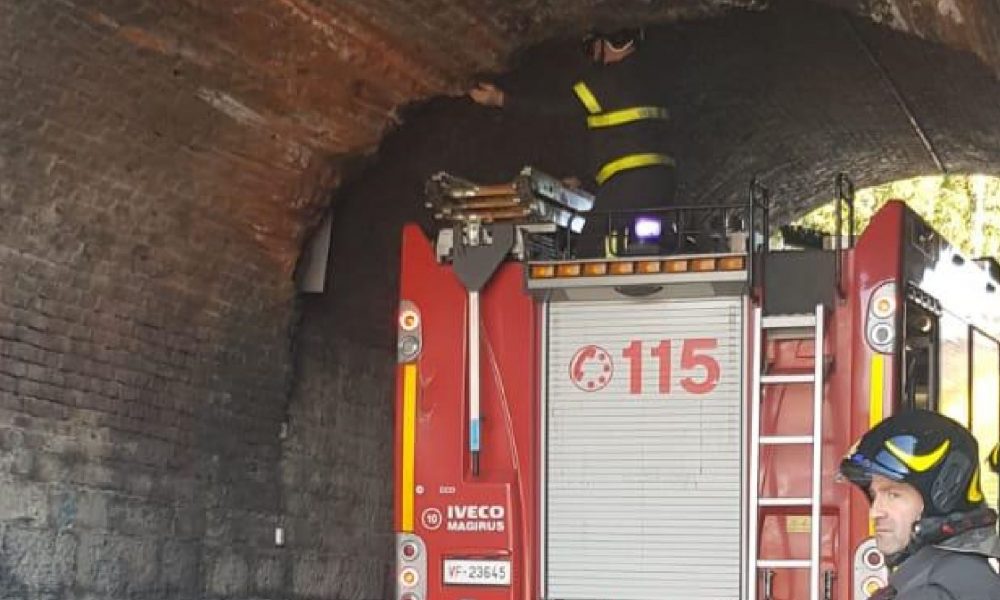 Cantù, calcinacci dal ponte della ferrovia in via Bengasi
