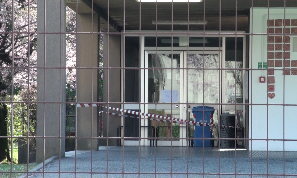 Albate, scuola Picchi. Nuovo portone entro la fine del mese