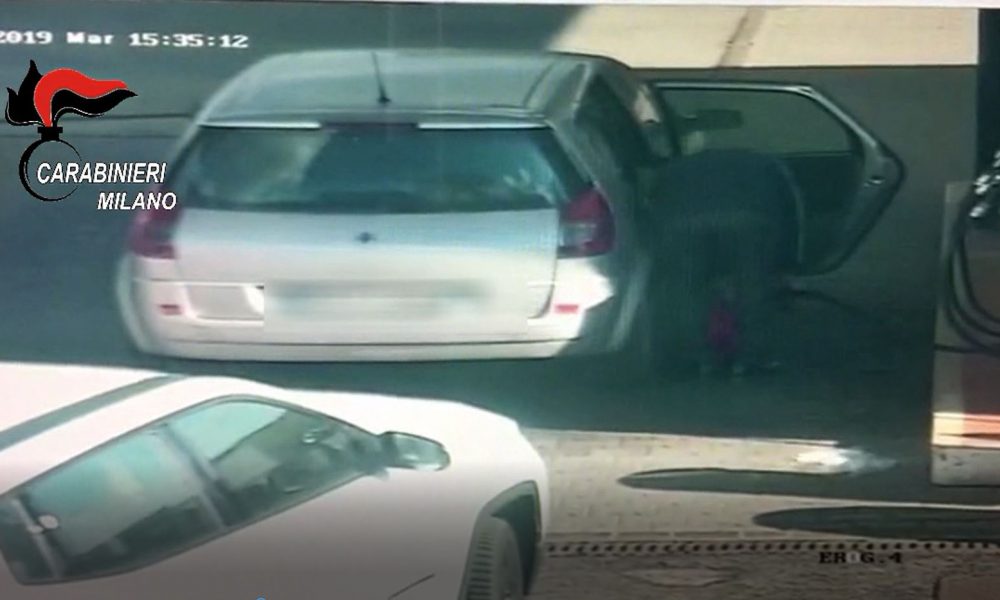 Il video dei carabinieri: bus in fiamme, l’autista senegalese aveva riempito le taniche di benzina a Madigliano