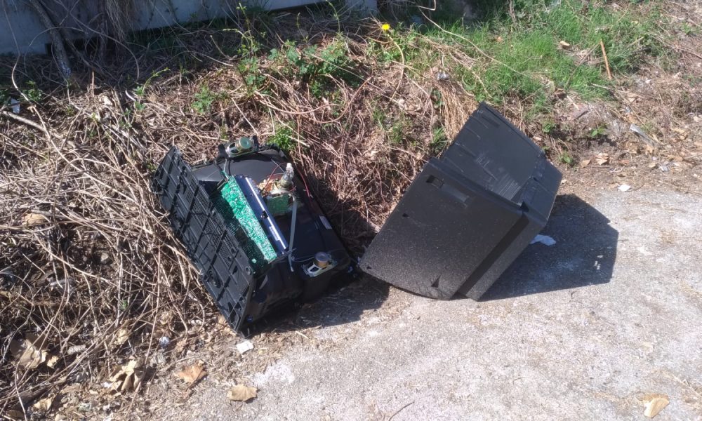 Dopo l’intervento di pulizia, altri rifiuti abbandonati in via Somigliana. A terra anche un televisore