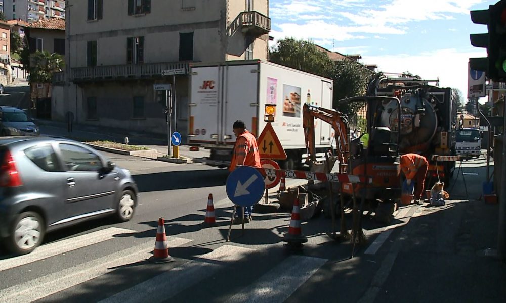 Cantiere in via Bellinzona, senso unico alternato con i movieri