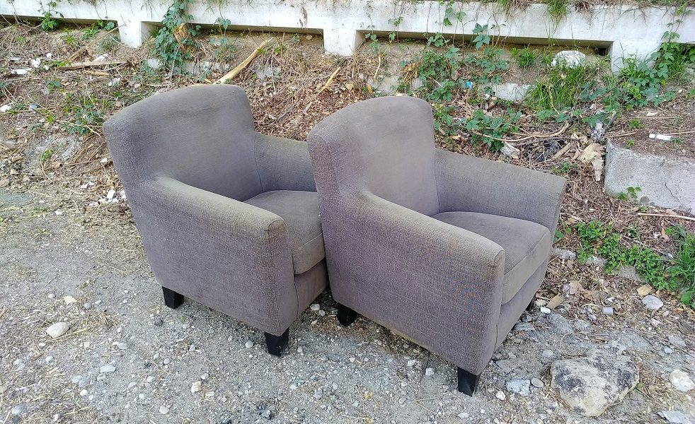 Via Somigliana, alla tv abbandonata si aggiungono due poltrone