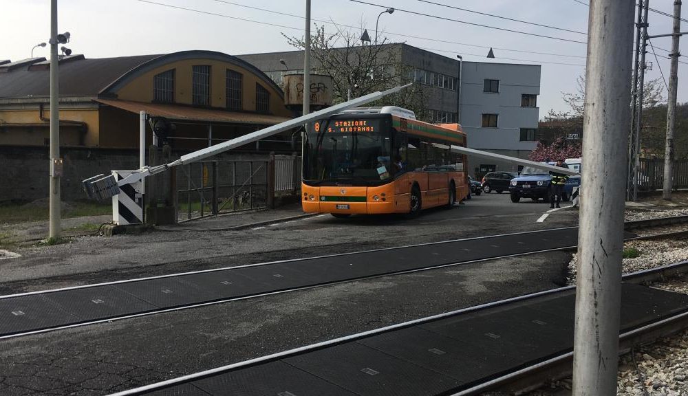 Passaggio a livello di via Scalabrini, autobus rimane incastrato