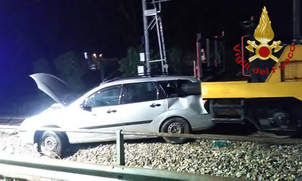 Erba, auto incastrata sui binari al passaggio a livello travolta, salvo il conducente