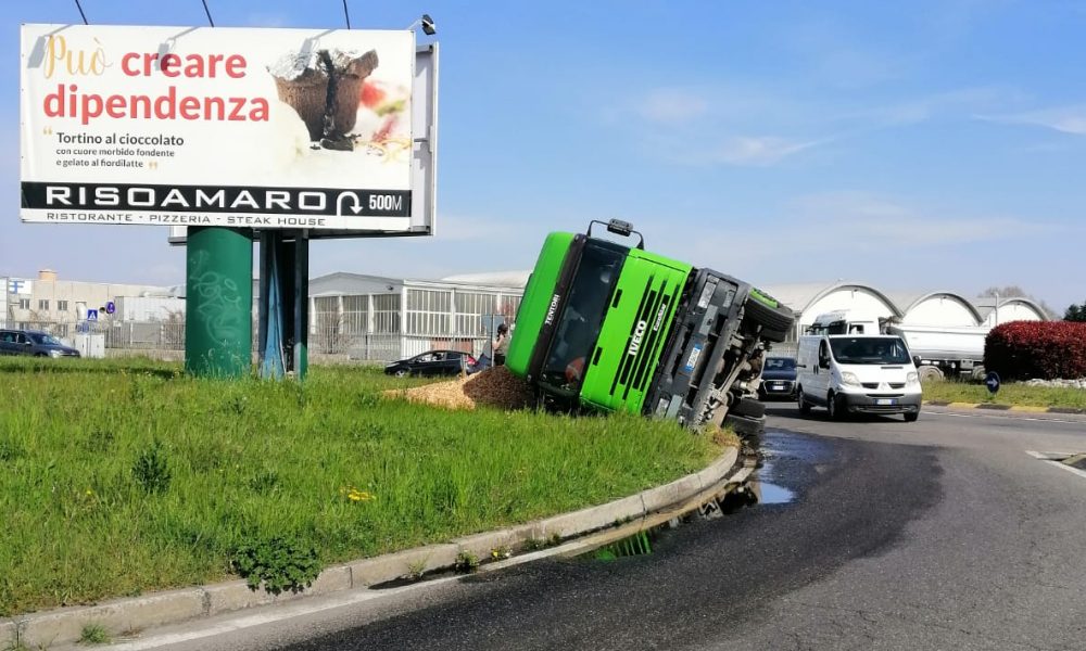Mariano, camion carico di terra si ribalta su una rotonda. Illeso l’autista