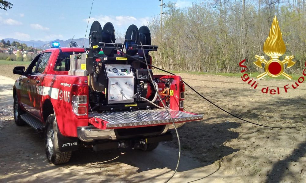 Fino Mornasco, incendio nel bosco, intervento dei vigili del fuoco