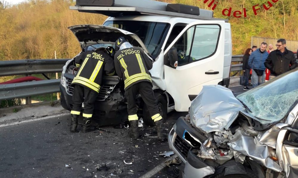 Cantù, scontro tra due mezzi in via Mameli, vigili del fuoco al lavoro