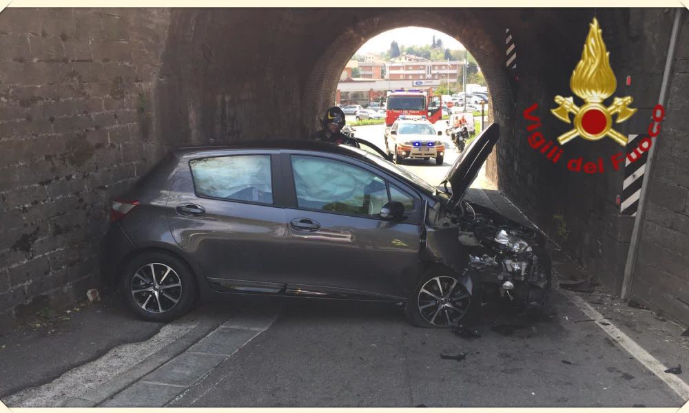 Cantù, auto esce di strada sotto il ponte, due feriti