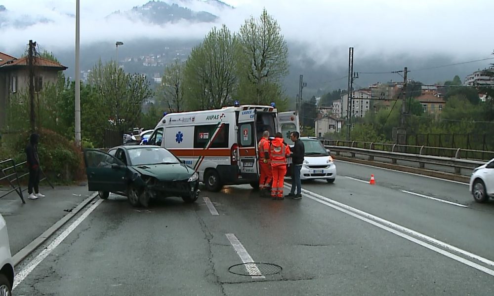 Via Napoleona, auto fuori strada, ferita una donna