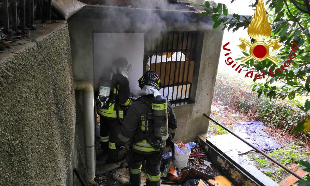 Como, via Regina, immobile in fiamme, intervento dei vigili del fuoco