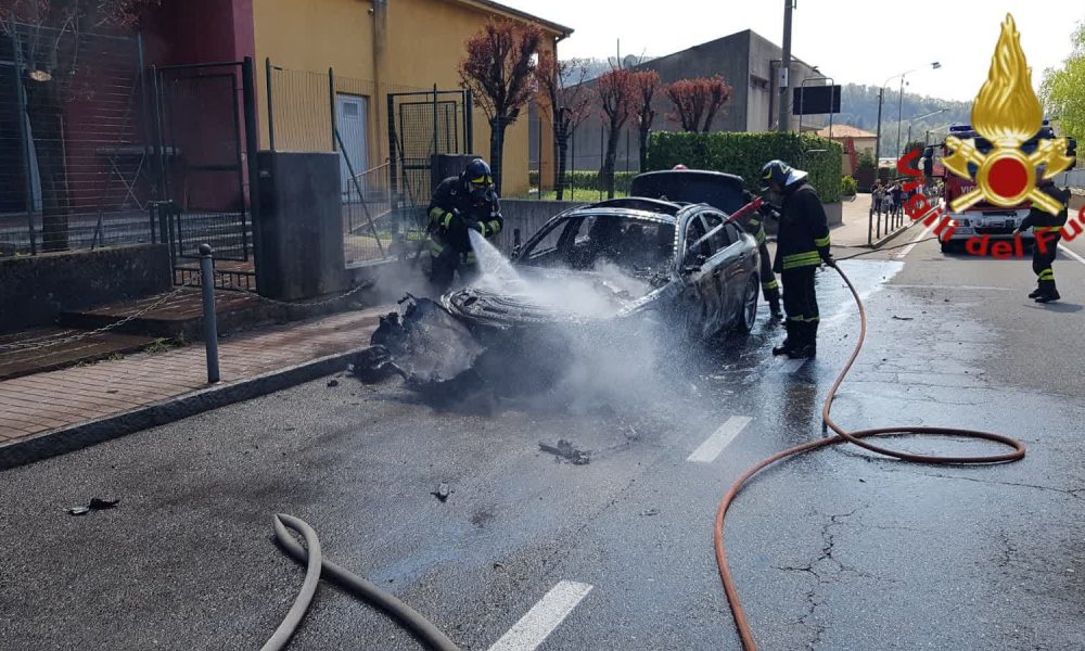 Tavernerio, auto in fiamme in via Provinciale