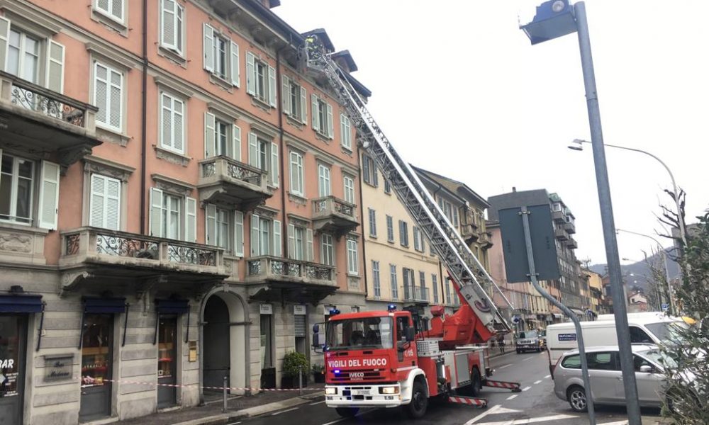 Maltempo, alberi e cornicioni pericolanti. Notte e mattinata di lavoro per i vigili del fuoco