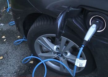 La ricarica di un'auto elettrica