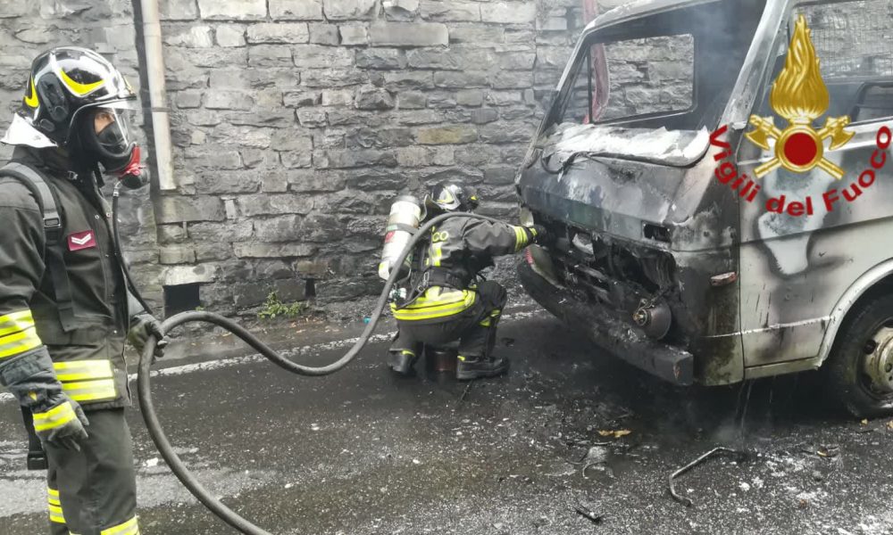 Autocarro in fiamme in via Bixio, intervento dei vigili del fuoco. Traffico in tilt