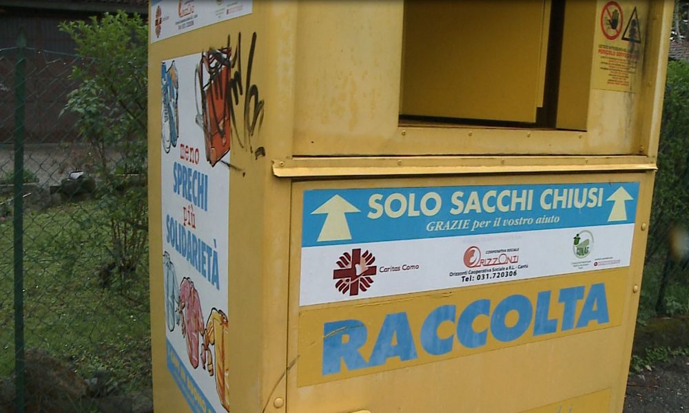 Cassonetti per gli abiti usati: proroga per la rimozione e nuovo bando. Le critiche di Civitas e la risposta del Comune