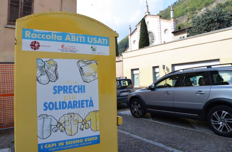 Cassonetti per i gli abiti usati, il Comune di Como: “400 euro all’anno è una cifra intermedia”