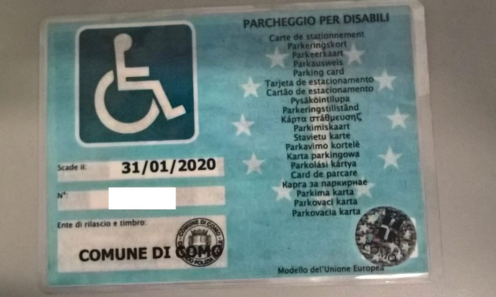 Contrassegno per disabili contraffatto e auto senza assicurazione: denunciato 70enne di Lipomo