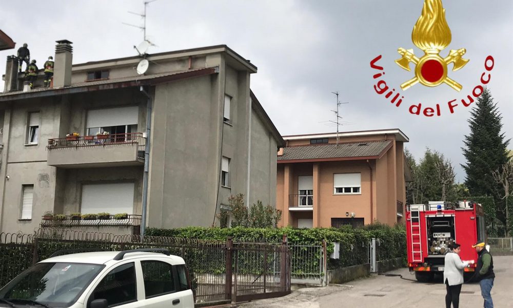 Figino Serenza, canna fumaria in fiamme, intervento dei vigili del fuoco