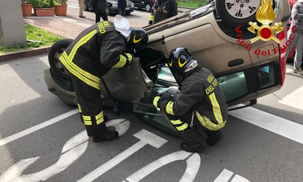 Incidente in piazza Italia a Olgiate Comasco, un’auto ribaltata