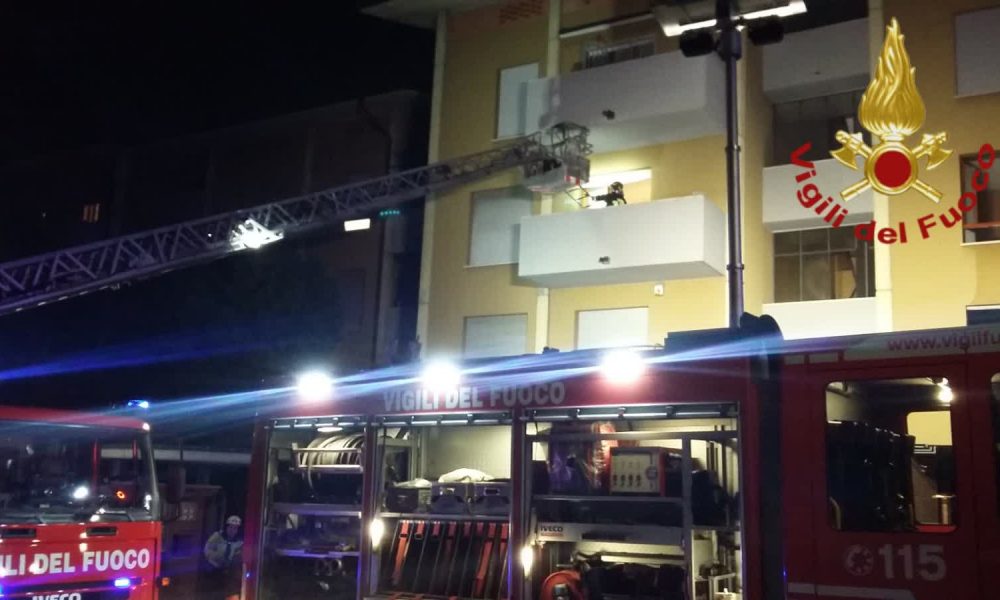 Arosio, dopo il vasto incendio in via Prealpi due famiglie fuori casa