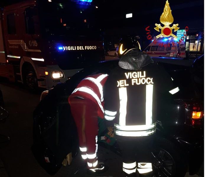 Viale Innocenzo, provoca un incidente e fugge. Ubriaco bloccato dai passanti