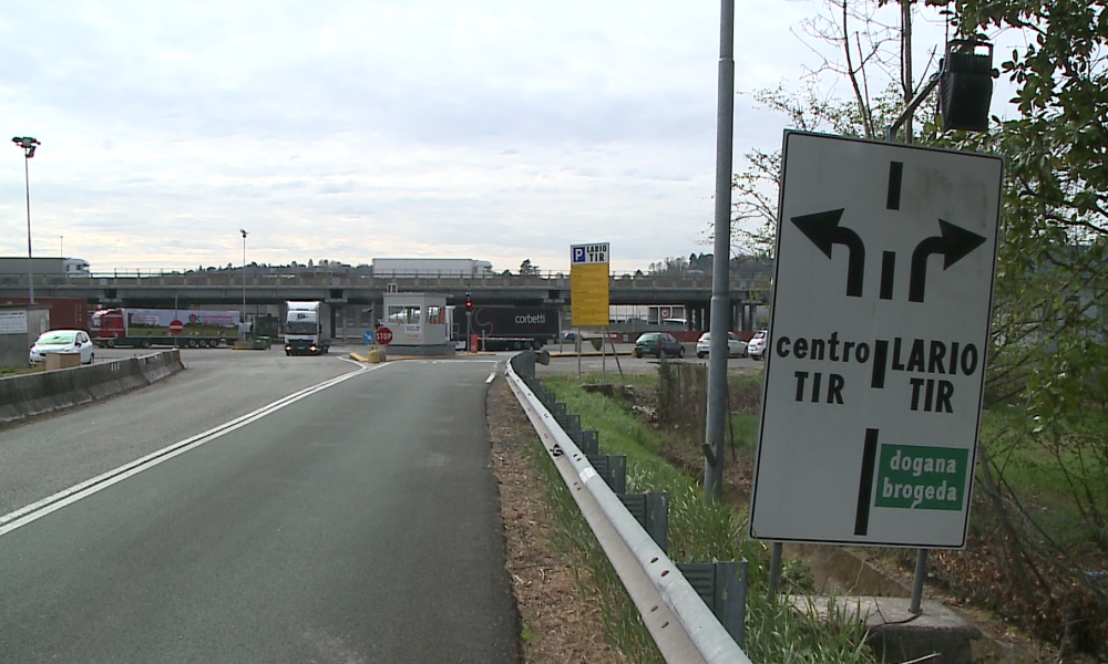 Dogana chiusa, tir in colonna e traffico. Colato: “Il pubblico torni a investire su Lariotir”