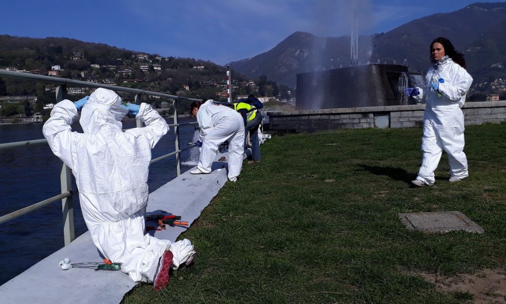 Lavori in viale Geno, 30 volontari all’opera per ripulire la ringhiera della fontana