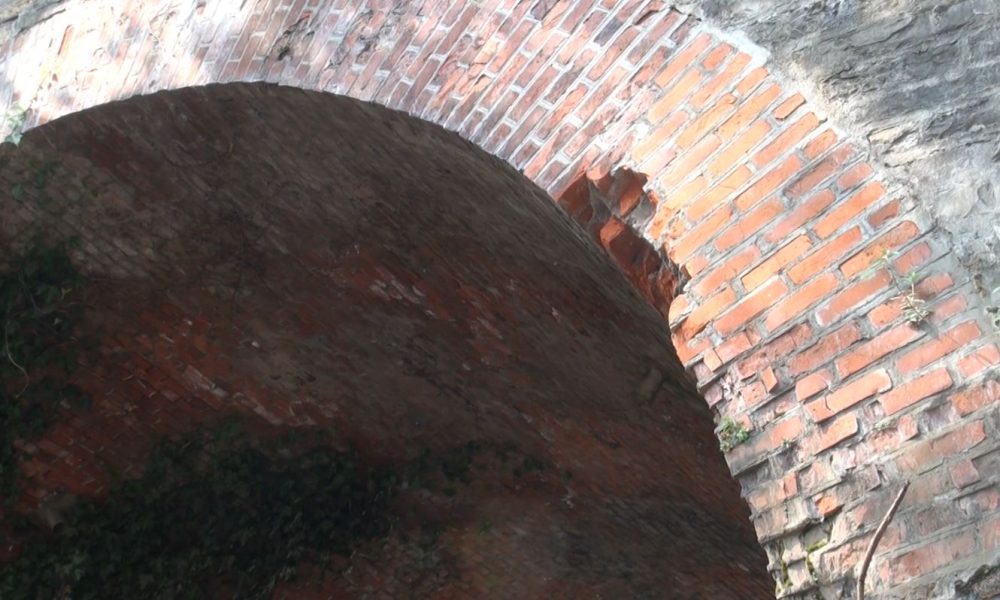 Como: camion si incastra in Valmulini e danneggia il ponte della ferrovia